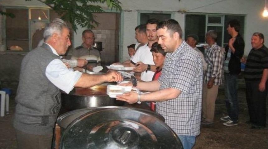 İftar &Ccedil;adırı İl&ccedil;e Halkını Bir Araya Getiriyor