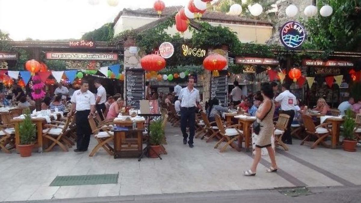 Alman Turistler, Fransa Ma&ccedil;ı İ&ccedil;in Televizyon Başına Koştu