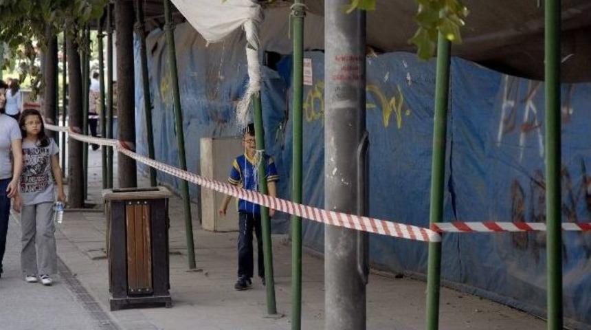 Kaldırımlarda Yayalara Ge&ccedil;it Yok