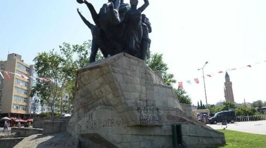 Atat&uuml;rk Anıtı &Ouml;zel Sistemle Temizleniyor