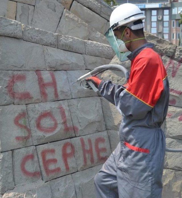 Atat&uuml;rk Anıtı &Ouml;zel Sistemle Temizleniyor 1