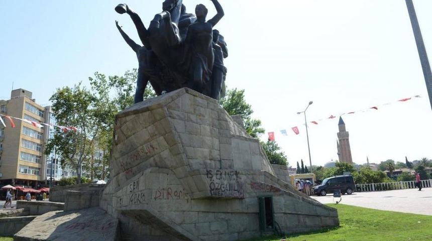 Atat&uuml;rk Anıtı &Ouml;zel Sistemle Temizleniyor