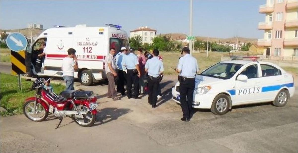 Motosikletli Yaşlı &Ccedil;ifte &Ccedil;arpan Otomobil S&uuml;r&uuml;c&uuml;s&uuml; Ka&ccedil;tı