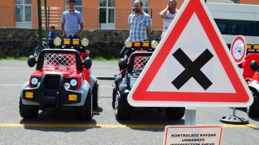Trafik Kurallarına K&uuml;&ccedil;&uuml;k Yaşta Alışıyorlar