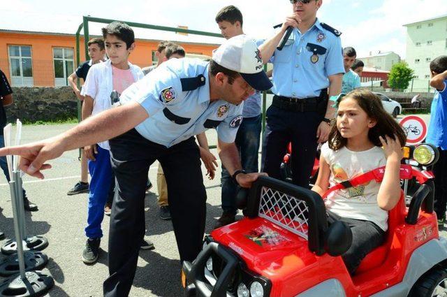 Trafik Kurallarına Küçük Yaşta Alışıyorlar