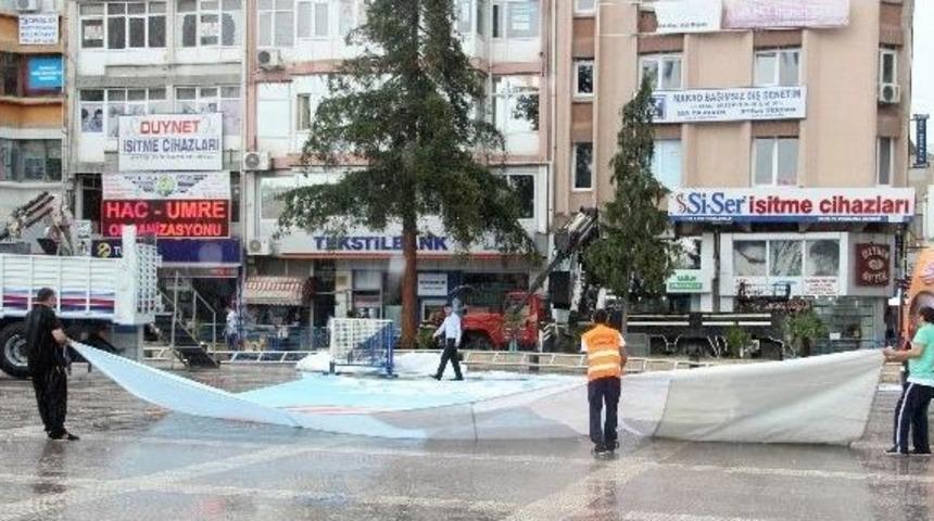 Başbakan Erdoğan'ın Mitingi &Ouml;ncesi Yağmur S&uuml;rprizi