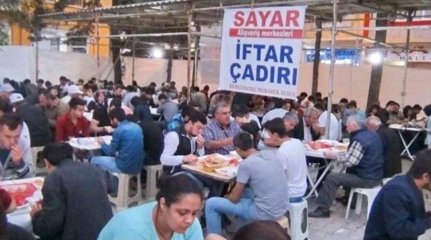 Hayırseverin İftar &Ccedil;adırına Yoğun İlgi