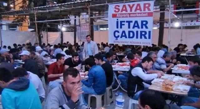 Hayırseverin İftar &Ccedil;adırına Yoğun İlgi 1