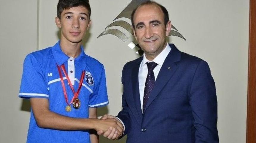 Edebali Şampiyon Sporcuları Cumhuriyet Altınıyla M&uuml;kafatlandırdı