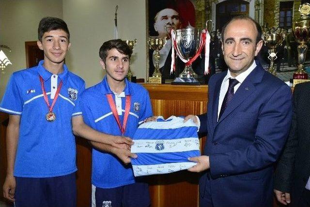 Edebali Şampiyon Sporcuları Cumhuriyet Altınıyla M&uuml;kafatlandırdı 2