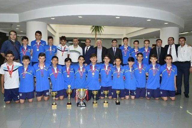 Edebali Şampiyon Sporcuları Cumhuriyet Altınıyla M&uuml;kafatlandırdı 3