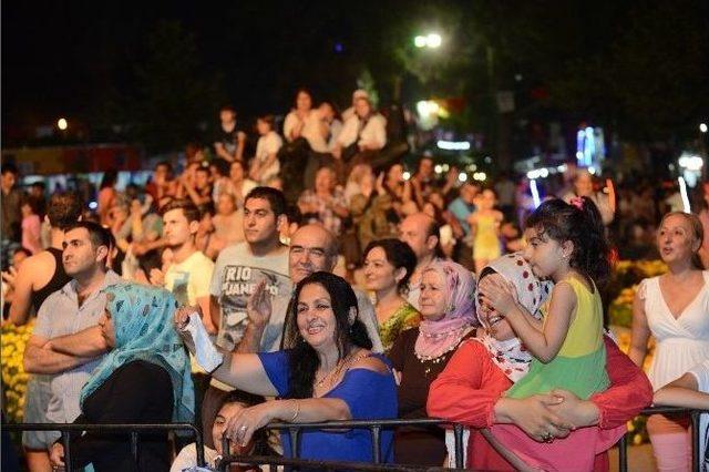 Ramazan Şenlikleri&rsquo;nde Z&uuml;leyha R&uuml;zgarı 2