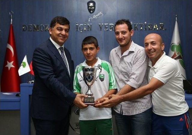 Başkan Fadıloğlu Şehitkamilli Şampiyon Yemenileri Ödüllendirdi 2