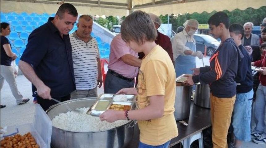 Her G&uuml;n 500 Kişi Aynı Sofrada Oru&ccedil; A&ccedil;ıyor