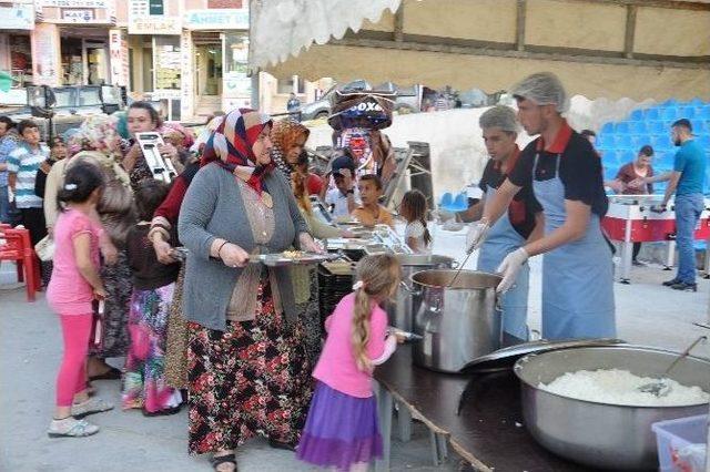 Her Gün 500 Kişi Aynı Sofrada Oruç Açıyor