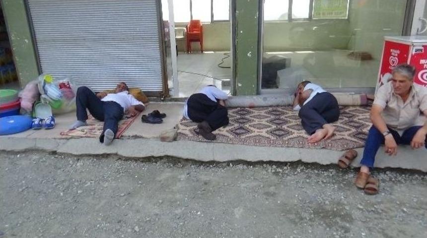 Oru&ccedil; Tutan Vatandaşlar, Cami Ve G&ouml;lgelik Alanları Tercih Ediyor