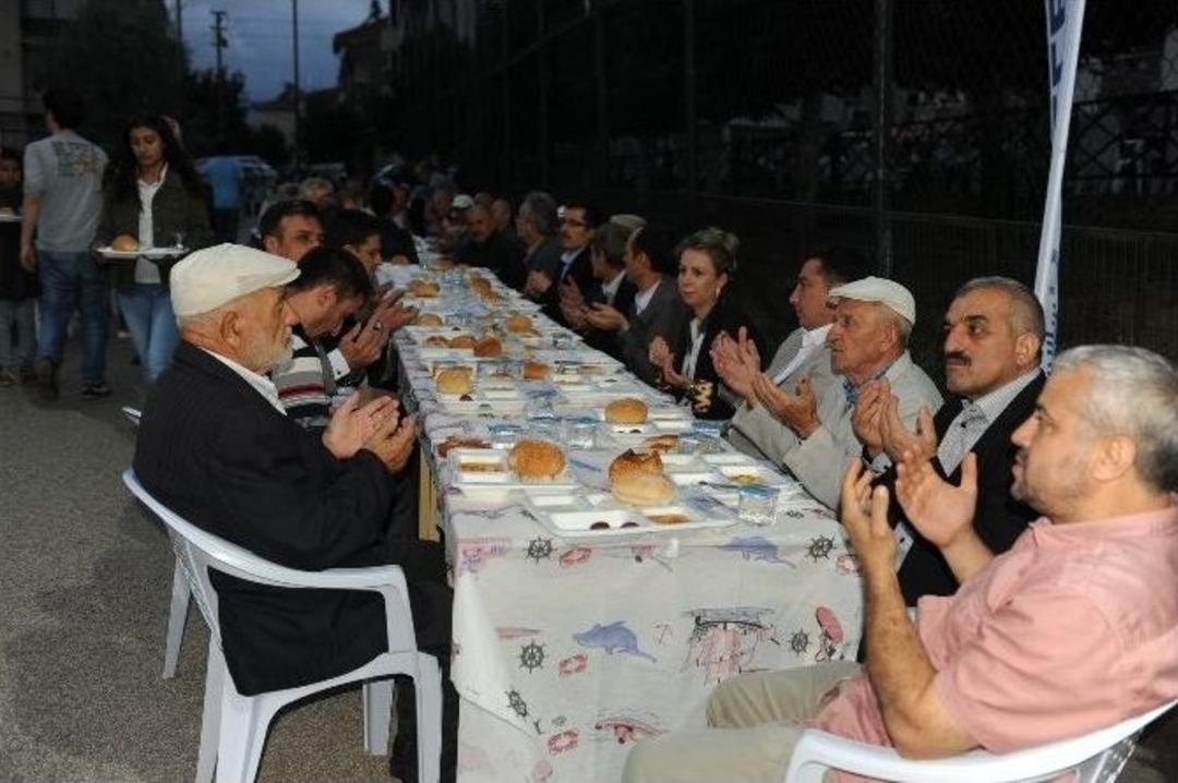 Boz&uuml;y&uuml;k Belediyesi'nin 'iftara Bize Bekleriz" İftar Programı