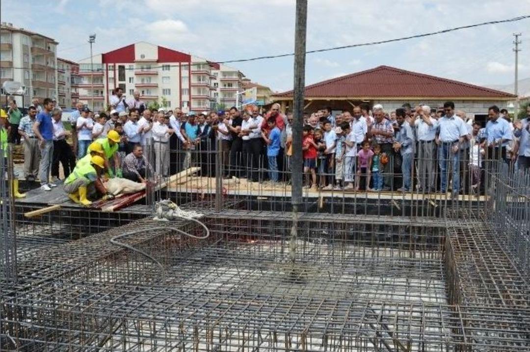 Fatih Sultan Mehmet Cami&rsquo;nin Temeli Atıldı