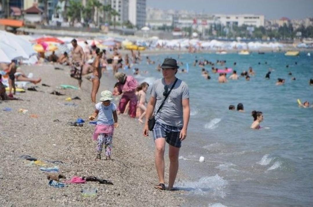Antalya'da Sıcak Hava Bunaltıyor