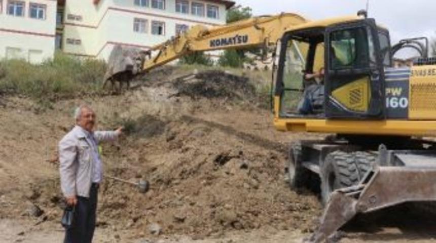 &Ccedil;&ouml;kme Tehlikesi Bulunan İstinat Duvarı, Belediye Ekipleri Tarafından Yıkıldı