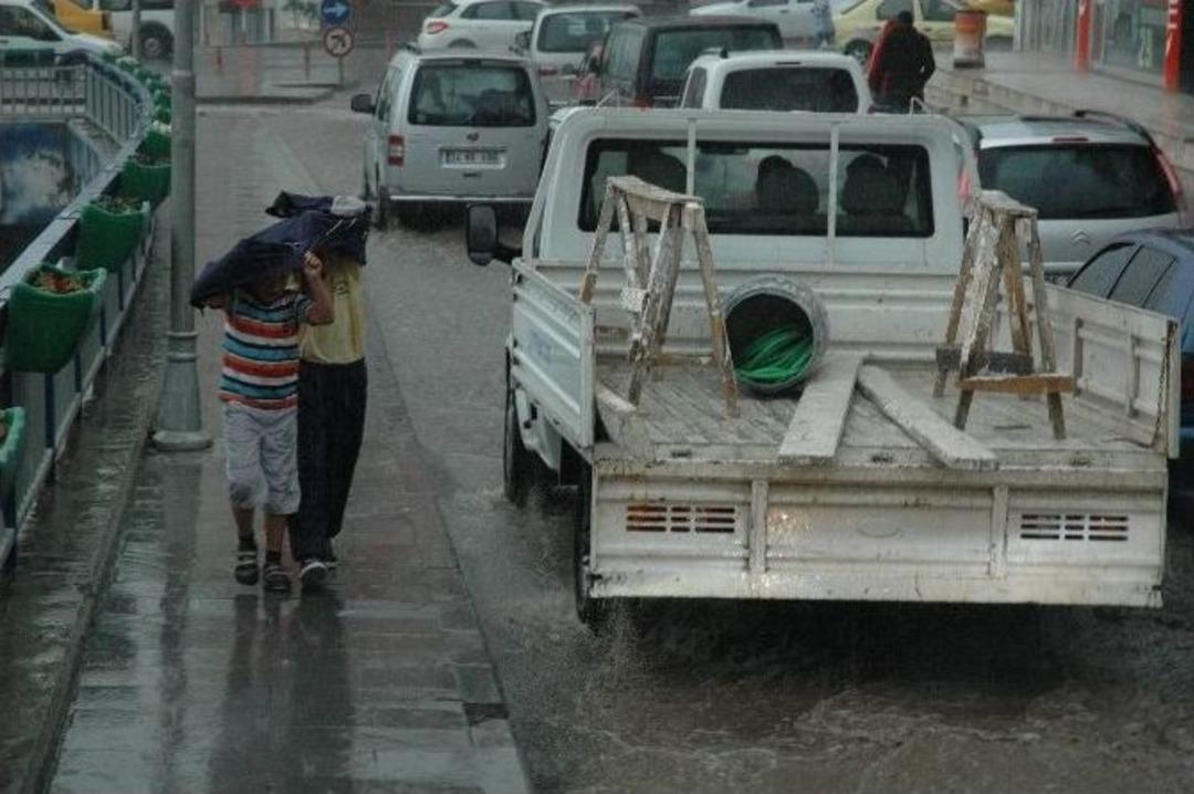 Erzurum&rsquo;da Sağanak Yağış Hayatı Fel&ccedil; Etti