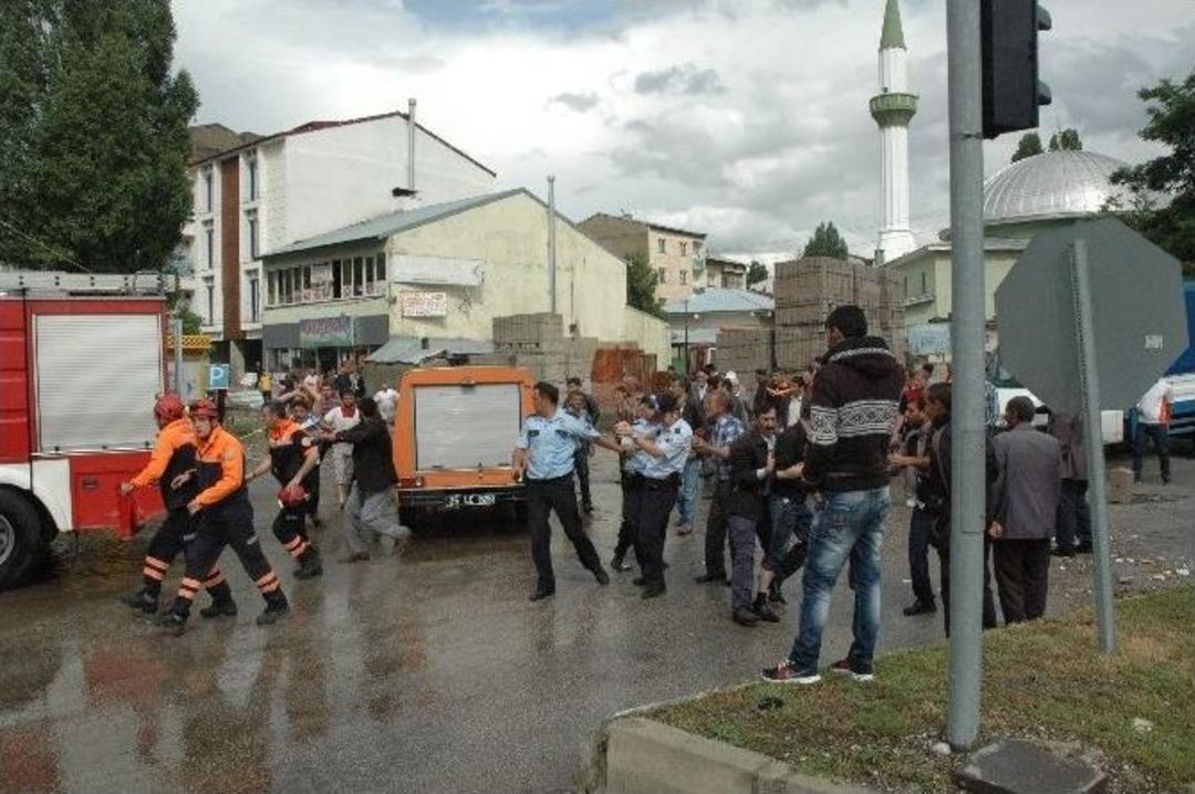 Erzurum&rsquo;da Sağanak Yağış Hayatı Fel&ccedil; Etti