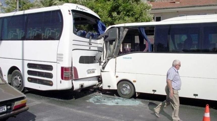S&ouml;kede Trafik Kazası: 8&rsquo;i Turist 9 Yaralı
