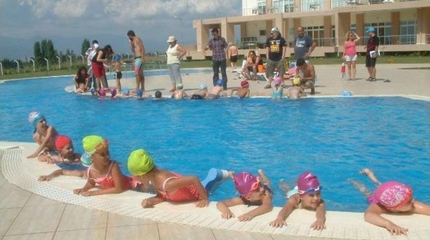 Y&uuml;zme Kursu, &Ccedil;ocuklar Havuzla Tanıştırdı