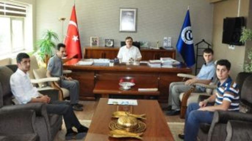 Uşak &Uuml;niversitesi&rsquo;nde Engelli &Ouml;ğrenciler Evinden Alınıp Evine Bırakılıyor