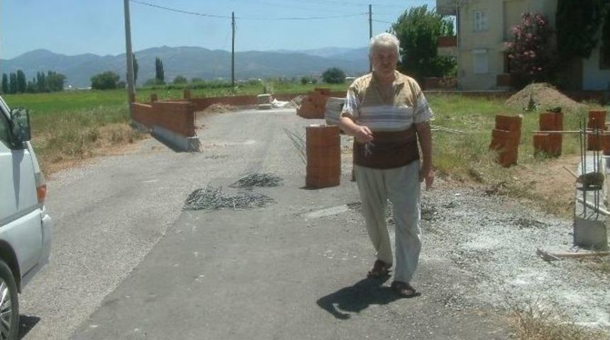 Arsasından Ge&ccedil;en Yolu Duvarla Kapattı