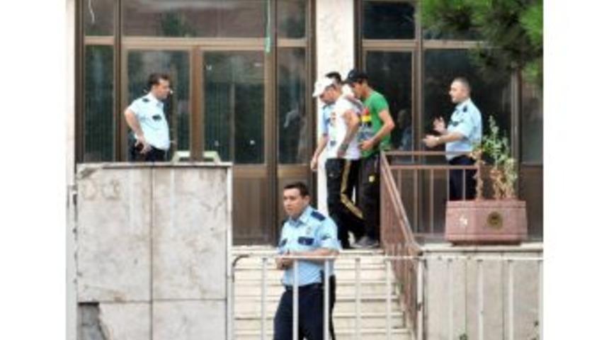 Boşaltılan Devlet Dairesine Giren 2 Gen&ccedil; Polise Hareketli Anlar Yaşattı