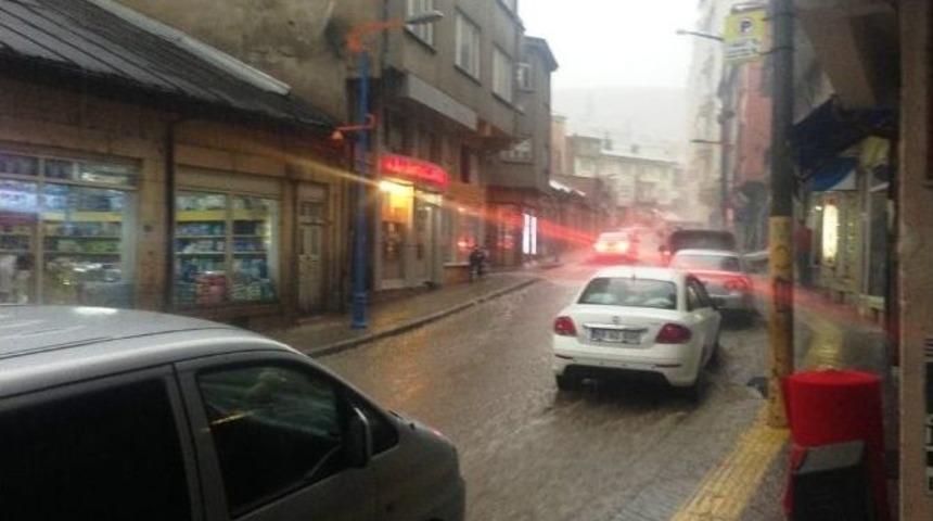 Bayburt'ta Sağanak Yağış Hayatı Fel&ccedil; Etti