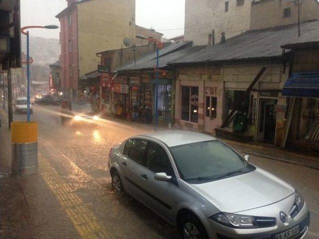 Bayburt'ta Sağanak Yağış Hayatı Felç Etti