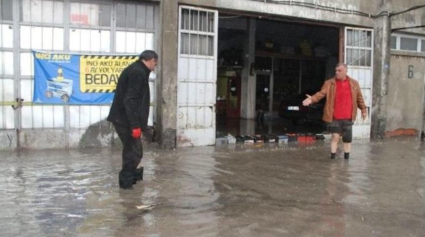 Ardahan&rsquo;da Sağanak Yağış Yolları G&ouml;le &Ccedil;evirdi