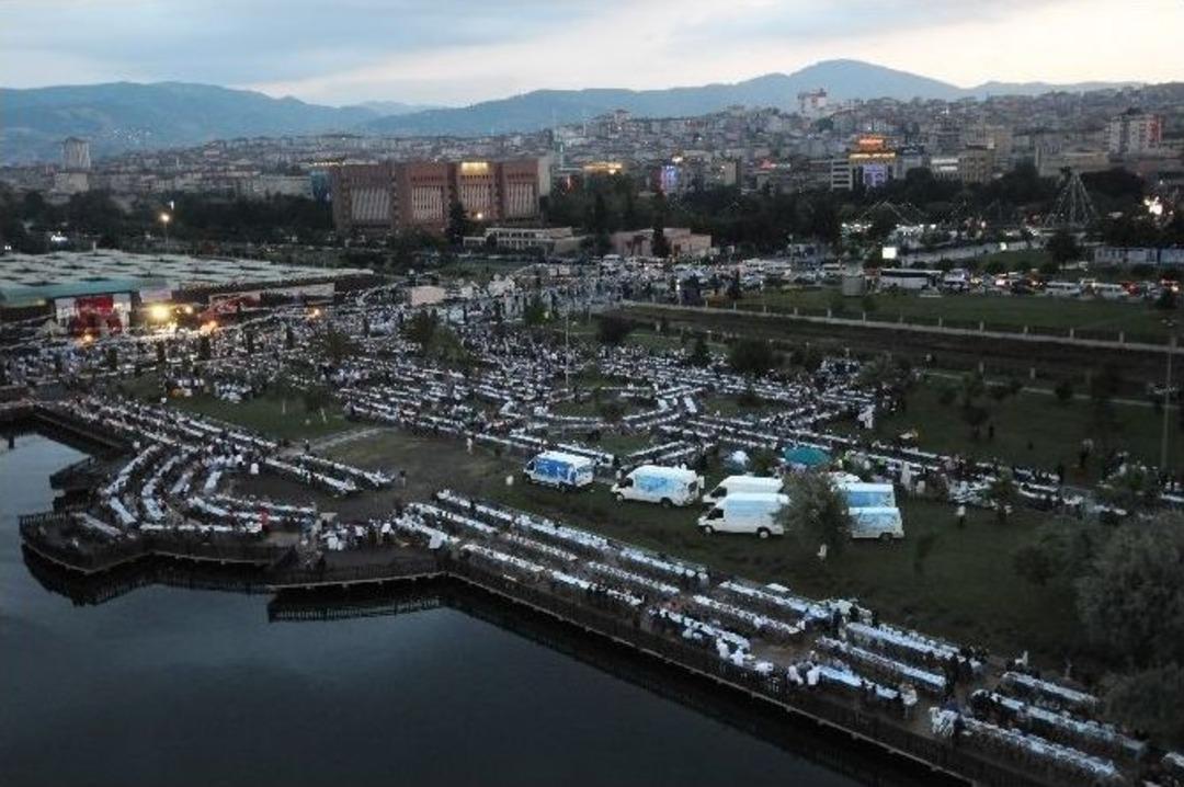 Başbakan, 30 Bin Kişi İle İftar Yaptı