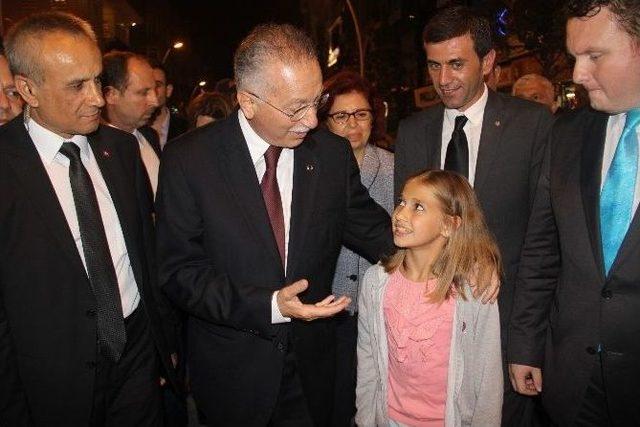 Ekmeleddin İhsanoğlu İle Genç Arasında İlginç Diyalog