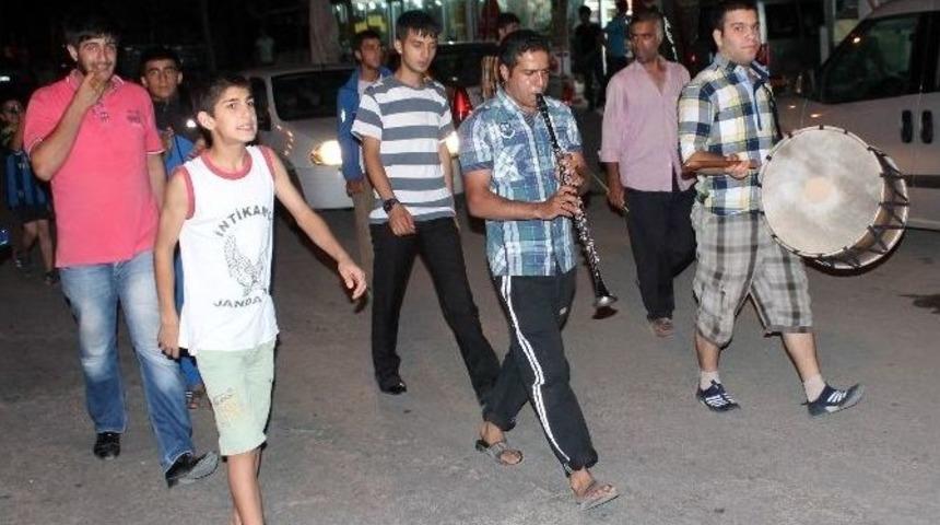 Davul Ve Klarneti G&ouml;renler Sahur&rsquo;a Oynayarak Kalkıyor
