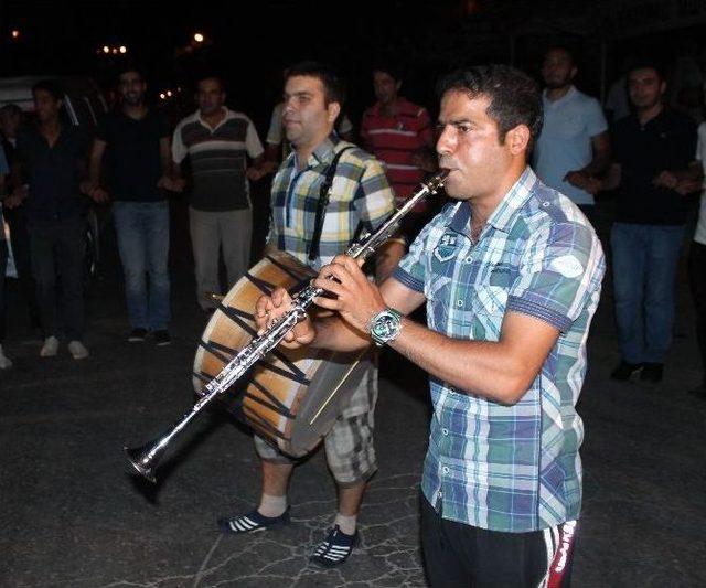 Davul Ve Klarneti Görenler Sahur’a Oynayarak Kalkıyor