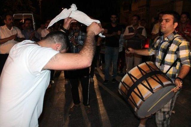 Davul Ve Klarneti Görenler Sahur’a Oynayarak Kalkıyor