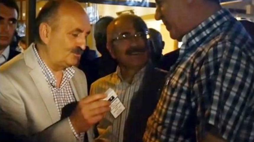 Bakan M&uuml;ezzinoğlu, Sigarayı Bırakmaları İ&ccedil;in İkna Etti
