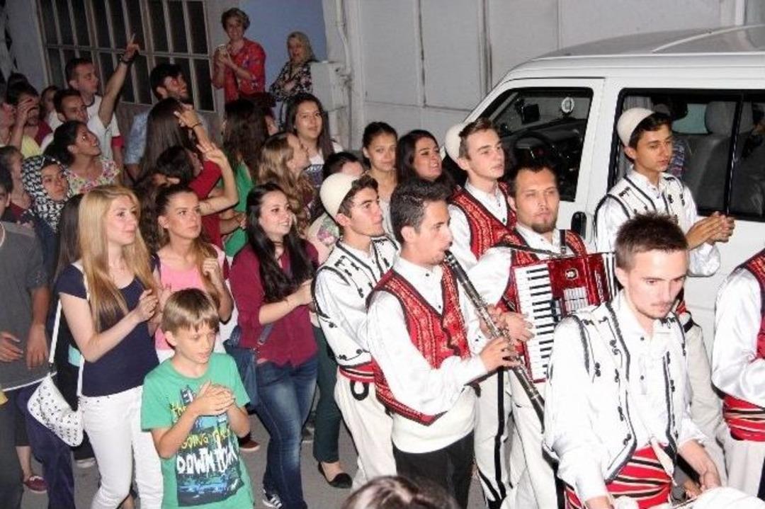 Sahura Darbuka Ve Klarnet İle Uyandılar