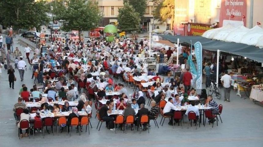 İftar &Ccedil;adırına Yoğun İlgi