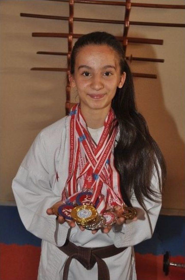 Balkan Şampiyonu Yağmur Demir’e Ünsal Ören’den Eğitim Desteği G1