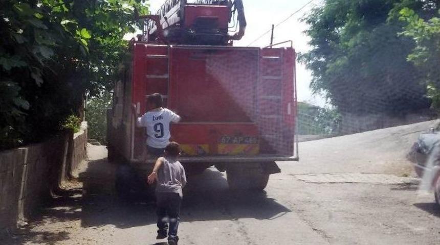 İtfaiye Aracının Arkasında &Ouml;l&uuml;m Oyunu