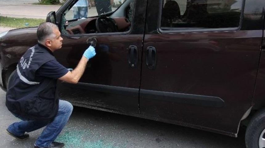 Otomobilin Camını Kırıp 15 Bin Liralık Altını &Ccedil;aldılar