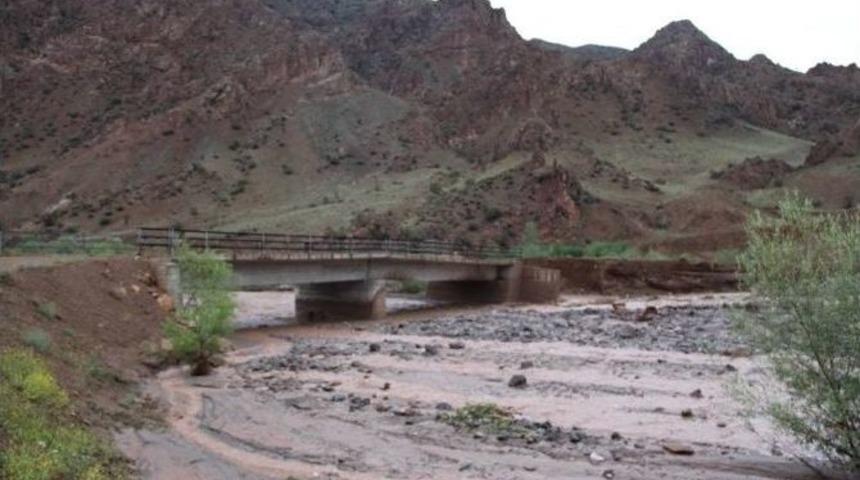 Oltu'da Sel Suları K&ouml;pr&uuml; Ve Menfezlere Zarar Verdi