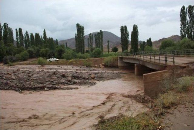 Oltu'da Sel Suları Köprü Ve Menfezlere Zarar Verdi