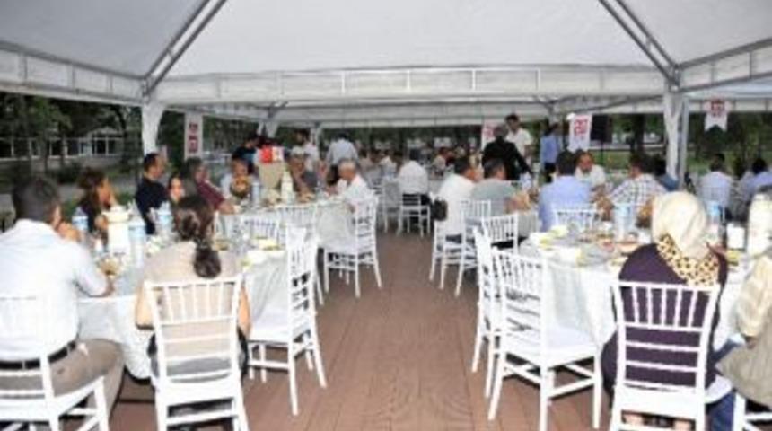 Ag&uuml;'den Eğitim Camiasına İftar Yemeği