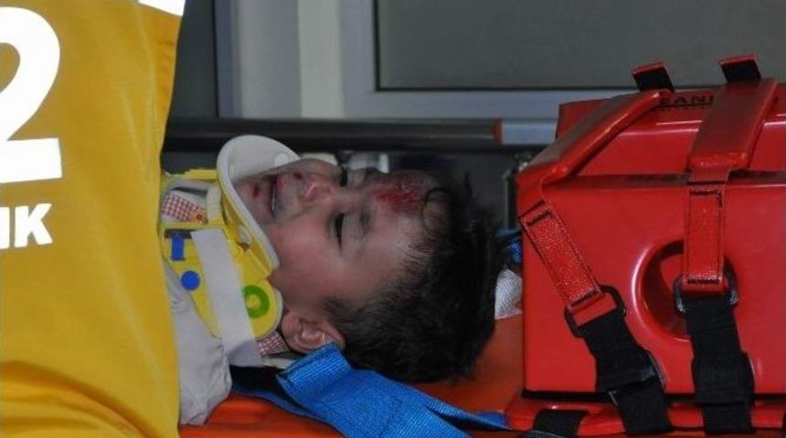 2 Yaşındaki &Ccedil;ocuk 2. Kattan D&uuml;şerek Ağır Yaralandı