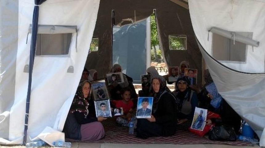 Diyarbakır'da Kavurucu Sıcaklarda Oturma Eylemi Yapan Annelere Klimalı &Ccedil;adır